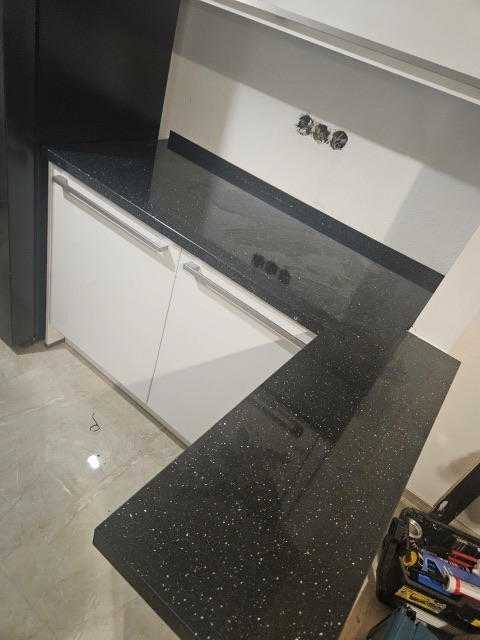 Nová pracovní deska při renovaci kuchyně